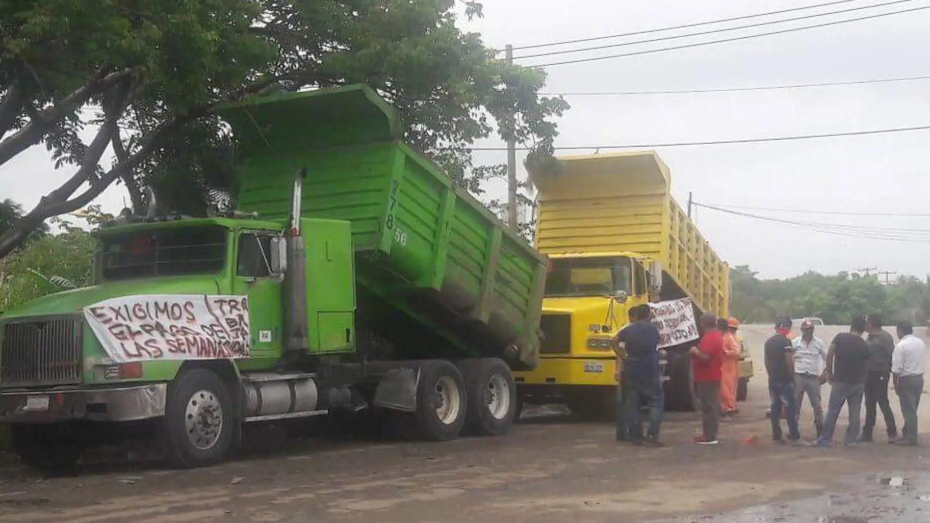 SE MANIFIESTAN VOLQUETEROS EN  DOS BOCAS